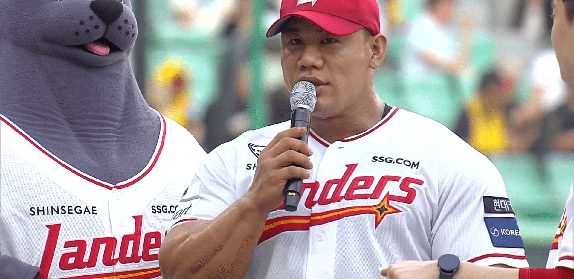 KBO 시구하는 보디빌더 김강민