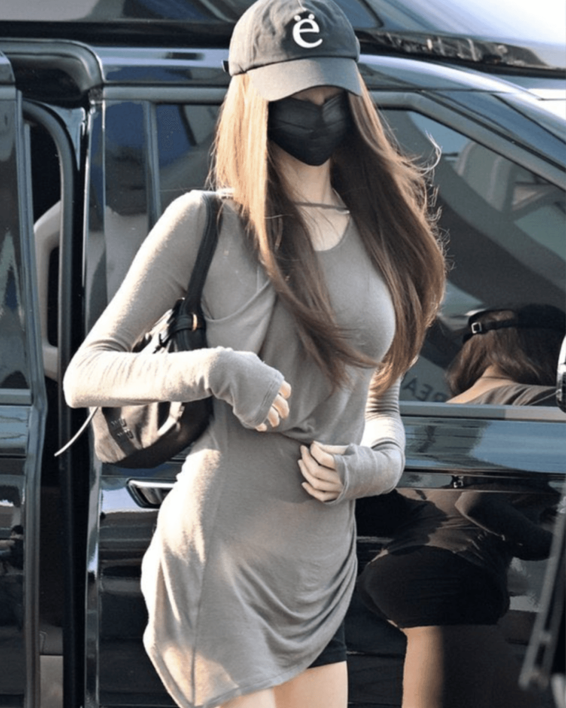 눈만 겨우 보였는데 난리 난 연예인 공항패션